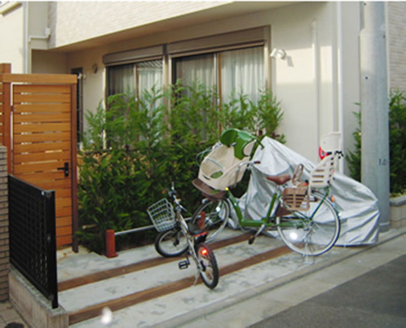小松建設株式会社　施工例イメージ 駐輪場  目隠しの植栽と、自転車盗難防止のためにワイヤーで取り付けるバーを設置