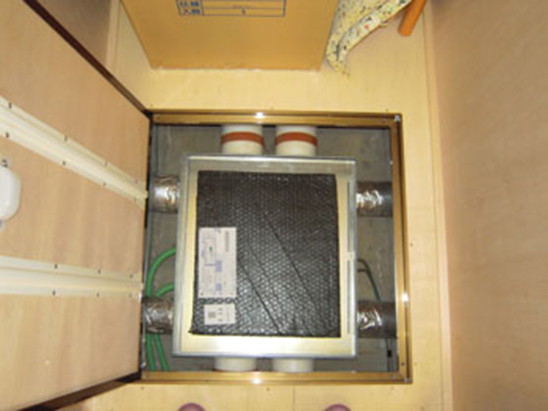 小松建設株式会社　施工例イメージ　床下の温風式床暖房「レガレット」の熱源機 