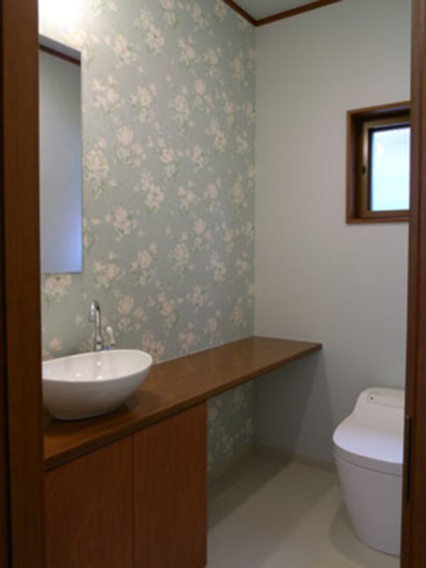 小松建設株式会社　施工例イメージ　トイレ　タンクレスの便器  クロスだけ柄を変えアクセントに